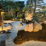 Botan Nabe Dokoro Nyogetsuan - 中庭の枯山水：毎月、京都から庭師が手入れに来るとの...