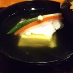 御料理 古川 - 甘鯛と卵葛豆腐
            かたくりの花とつぼみは柚子