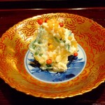 御料理 古川 - 宮崎のたまたま、八朔、春菊の白和え 
      ピンクペッパーとあられ