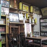 恵龍香 - テーブル席と壁に飾られた虎グッズ