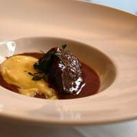 プリミ・バチ - 牛ほほ肉の煮込み　粒マスタード風味、ポレンタ添え