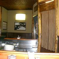 天一 本店 - １階のカウンターの様子
