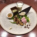 中華寝台 - 前菜盛合せ：ピータン豆腐、帆立の刺身 柚子胡椒ドレッシング、ラムのチャーシューと豚バラのチャーシュー ブルーチーズ、クラゲの梅紫蘇風味、押し豆腐　空豆と金華ハム