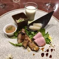 中華寝台 - 前菜盛合せ：ピータン豆腐、帆立の刺身 柚子胡椒ドレッシング、ラムのチャーシューと豚バラのチャーシュー ブルーチーズ、クラゲの梅紫蘇風味、押し豆腐　空豆と金華ハム