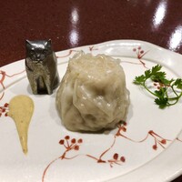 中華寝台 - 蒸し点心：毛蟹の焼売 赤酢と山椒油のマスタード