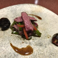 中華寝台 - 青椒肉絲：鹿のフィレ肉 豆鼓と赤ワインのソース