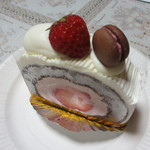 スウィーツショップセレンディピティー - 赤いベリーとショコラのロールケーキ　４３０円