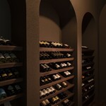 MIRAIE Dining - ダイニングに併設されたワインセラーには、60種以上のワインを揃えております