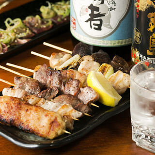 Charcoal-Yakitori (grilled chicken skewers) made with domestic chicken is cost-effective at 120 yen each.