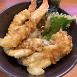 無添くら寿司 - 天丼のアップです。揚げたて熱々で良い感じ。
            エビ2、イカ1、大葉1、海苔1、白身魚（キス?）1