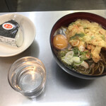 そば処あじさい - 天玉そば(500円)とおにぎりの鮭(110円)