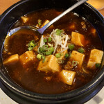 赤坂餃子楼 - 熱々の石焼土鍋で提供される麻婆豆腐