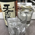 岩崎酒店 - 右奥は「杜氏の里」熱燗（２０２０．３）