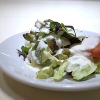 マンジャーモ - サラダ・・レタスが主で、よく冷えたトマトが美味しい。