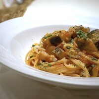 マンジャーモ - ベーコンは少なめですけれど茄子はソコソコ入り、トマトソースもいい味わい。