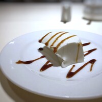 マンジャーモ - デザートは「パンナコッタ、キャラメルソースがけ」・・滑らかな食感。