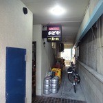 かどや - 店への通路