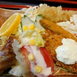 くるまや - 日替りのおかず(蟹ツメ、ししゃも、ちくわフライ、肉巻き)は豪華