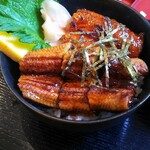 渥美の丼屋 まるみ - 手前がうなぎです！
