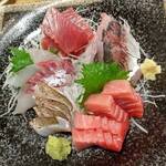 立ち拠り酒場 榮 - 『 刺身の盛り合わせ 』（ カツオ、クロダイ、本マグロ、マダイ、アジ ）