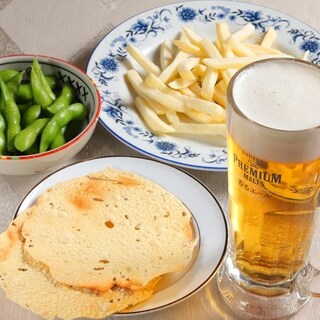 カレーと相性抜群のラッシーや、日本酒・焼酎などのお酒も多数！