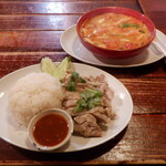サバイチャイ タイ料理 - カオマンガイとトマトトムヤムクン