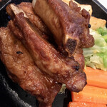 Furenzu - ribs♪
                        大人の食いしん坊万歳な
                        飲兵衛にかぶりついて欲しい。
                        茹でて柔らかくしてる
                        旨味のなくなったソイツとは
                        訳が違う、
                        食べ応え満点の旨味脂身
                        口内スコール！