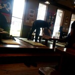 スープ食道 宝 - カウンター片付け中