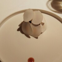 オマージュ - 白いのは 生のマッシュルームスライス。中には 低温調理しツナマヨと合えた仔牛肉。キャビアも たっぷり入ってます。