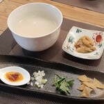 中国菜つじ岡 - おすすめランチと飲茶ランチにご飯か玄米粥(豆板醤,ねぎ,パクチー,揚げワンタン？)がつきます