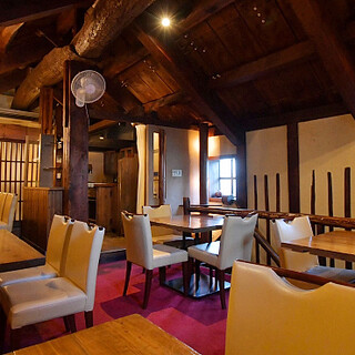 使用有江户遗韵的仓库的内观和历史性的位置充满氛围