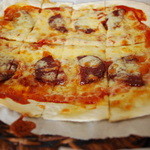 Garden Restaurant Fesant - サラミのピザ。