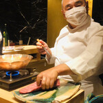 初音鮨 - 湯通し中も笑顔対応！