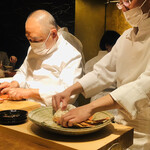 初音鮨 - 蟹の作業中