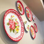 Time to eat Cafe by Marry Me - 壁面のカラフルプレート