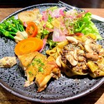 ビストロ ハマイフ - エゾ鹿のラグー+チキンのワンプレート。ラグーパスタは今日はフィットチーネで。鹿肉にマッシュルームや細かく刻んだ野菜も絡めて。