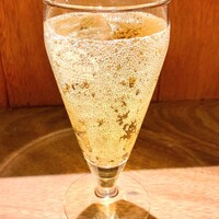 ビストロ ハマイフ - ランチドリンクのジンジャエール。なぜかビアグラスで出てきました。