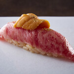 大将軍 - サーロインのお肉に雲丹をのせて赤酢のシャリで握りました。