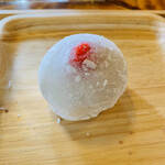 Wagashi Dokoro Sanshoudou - いちご大福
                        大きないちごがはみ出てます