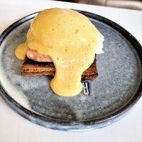 レストラン アルティザン（restaurant Artisan） - ニューヨークの朝食（サーモン+パイ+ポーチドエッグ+オランデーズソース