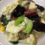 海上海 - カリフラワーと腸詰の春色炒め（900円）