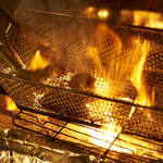 Tisanti Syou And Kositu Daining Guragara - 甲州地どりの炭火炙りは、幻の炭で豪快に炎を上げて炙ります。
