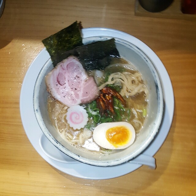 花紋の醤油 カモン Sh Sh By マルs 花紋 徳和 ラーメン 食べログ