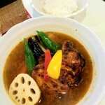 Curry Power パンチ - タンドリーチキンと野菜8種 1180円