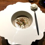 Ryoriya Stephan Pantel - レンズ豆のスープ モンベリアール・ソーセージ 燻製ホタルイカ カレーオイル