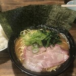 横浜ラーメンとんこつ家 - 醤油大盛のり ごはん