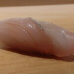 すし幸徳 - 一貫目にして今日イチなぜコハダみたいに二枚重ねて握るか分かりますか～？たぶんシャリとのバランスを考えられてるのだと思われてますどこもこんなんならカンパチやシマアジも好きになるんだけどな～