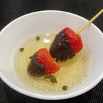 小菜一碟 - デザート：チョコレートをコーティングした苺に 山椒のサイダー。　　　　　2020.03.07