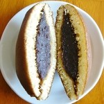 芳林堂 - 「どら焼」小豆餡タイプを割った状態です
