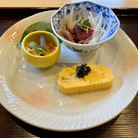 一灯 - 前菜
                    新玉ネギ ホタルイカ 人参ドレッシング 切干大根煮 ふき卵焼き